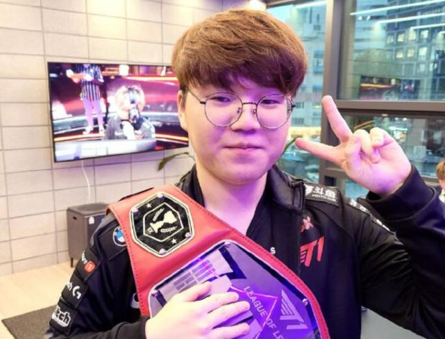 她通过实际 她通过实际